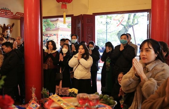 Người dân Thủ đô nô nức đi lễ chùa đầu năm mới