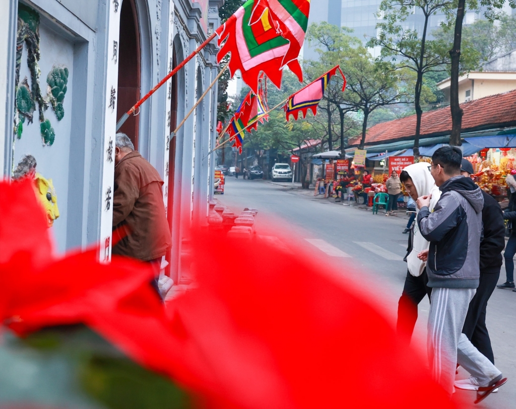 Người dân đi lễ tại Chùa Hà sáng mùng 1 Tết. Ảnh: Hải Nguyễn
