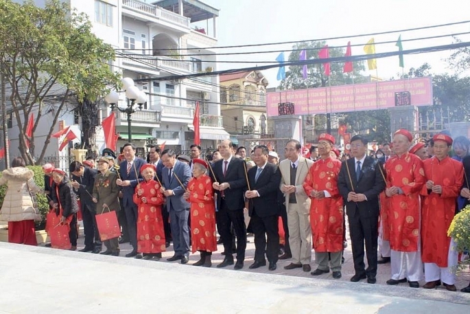 Phó Bí thư Thành ủy Nguyễn Văn Phong dâng hương kỷ niệm chiến thắng Ngọc Hồi