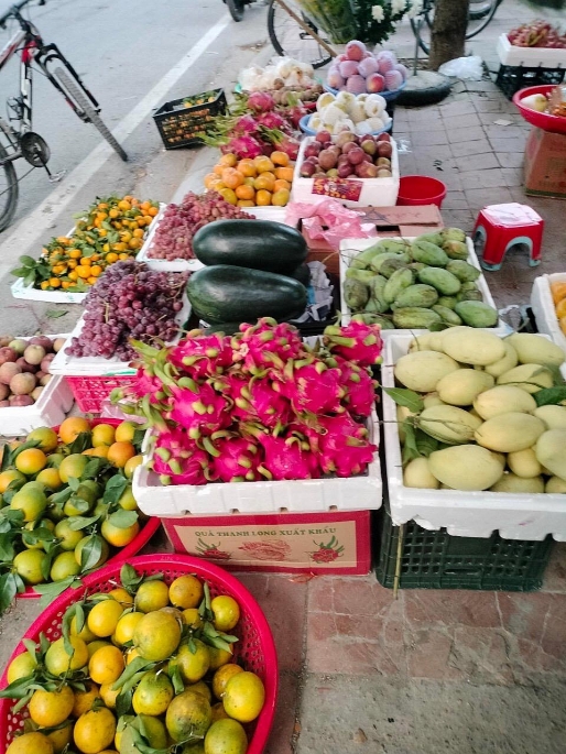 Thị trường ngày mùng 4 Tết: Trái cây, hoa tươi đắt hàng, giá ổn định