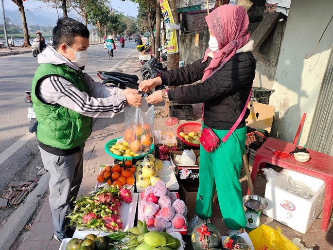 Thị trường ngày mùng 4 Tết: Trái cây, hoa tươi đắt hàng, giá ổn định