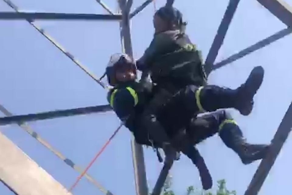 Hà Nội: Giải cứu người phụ nữ leo cột điện cao 25m ở Hà Đông