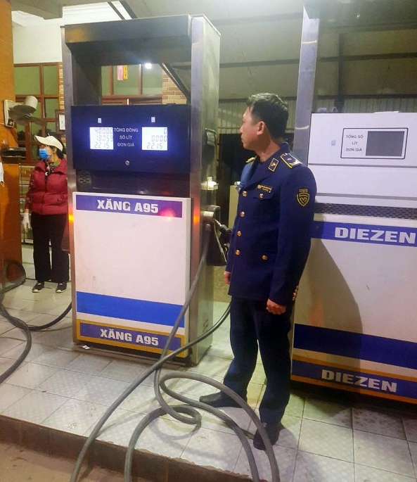 Hà Nội: Phát hiện, xử lý cửa hàng xăng dầu niêm yết giá không đúng quy định