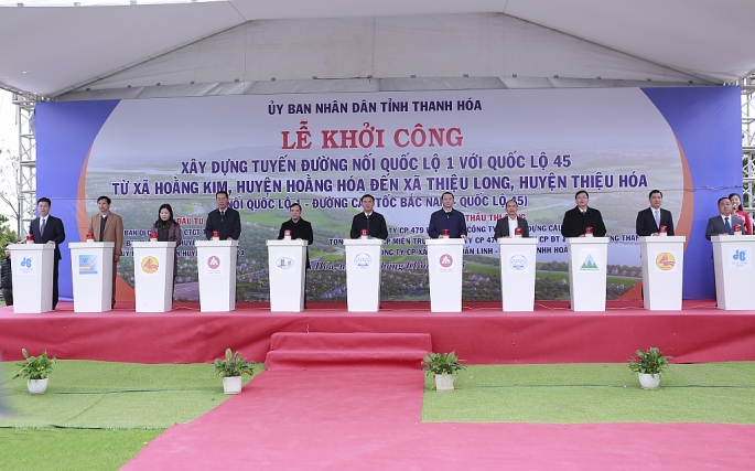 Lãnh đạo tỉnh Thanh Hóa cùng các đại biểu ấn nút khởi công dự án.