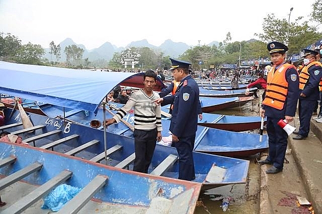 Siết chặt kiểm soát 4.500 đò, thuyền chở khách vào chùa Hương