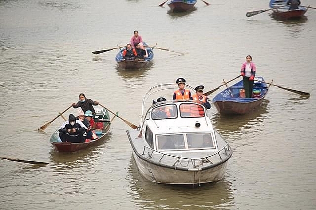 Siết chặt kiểm soát 4.500 đò, thuyền chở khách vào chùa Hương