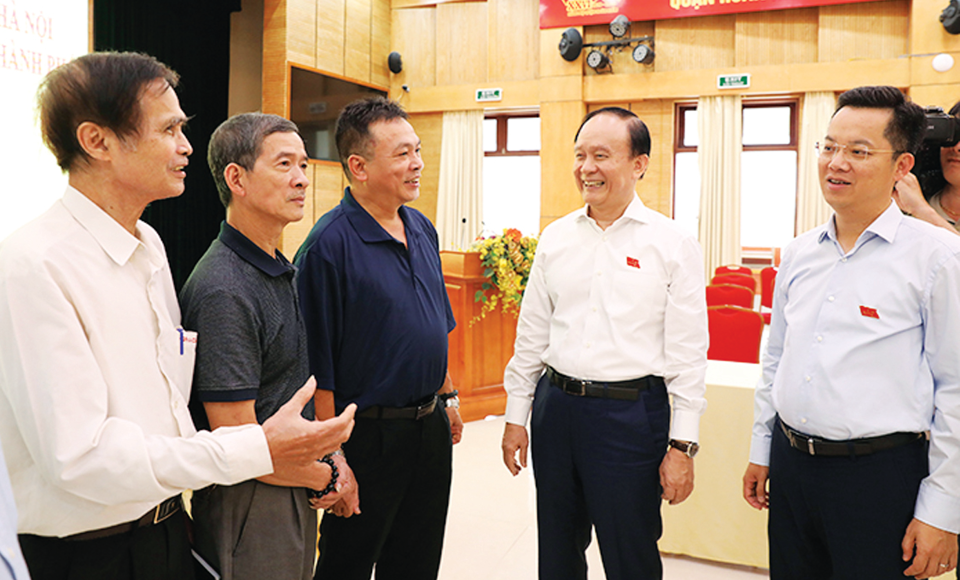 Chủ tịch HĐND TP Hà Nội Nguyễn Ngọc Tuấn trao đổi với cử tri quận Hoàn Kiếm, Hà Nội.