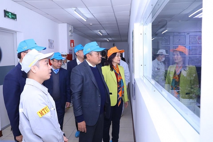 Chủ tịch UBND TP Hà Nội Trần Sỹ Thanh tham quan dây chuyền sản xuất tại Công ty TNHH Điện tử Meiko Việt Nam.
