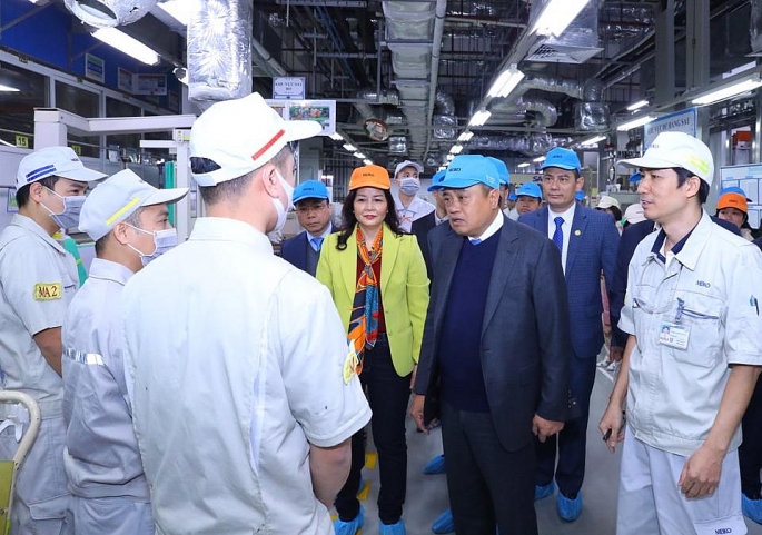 Chủ tịch UBND TP Hà Nội Trần Sỹ Thanh thăm, động viên công nhân lao động tại Công ty TNHH Điện tử Meiko Việt Nam. 