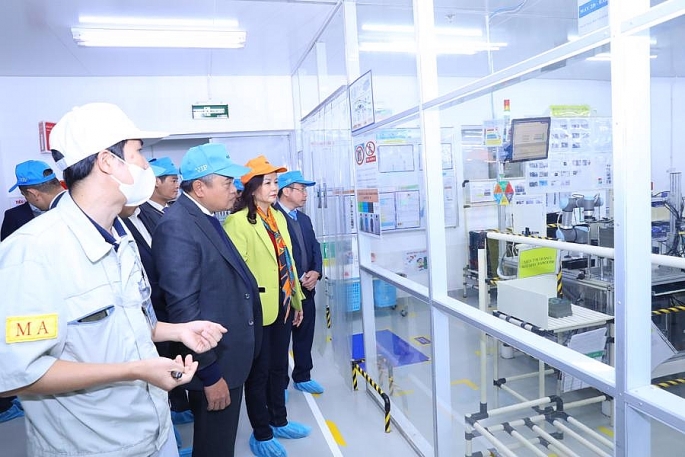 Chủ tịch UBND TP Hà Nội Trần Sỹ Thanh tham quan dây chuyền sản xuất tại Công ty TNHH Điện tử Meiko Việt Nam.