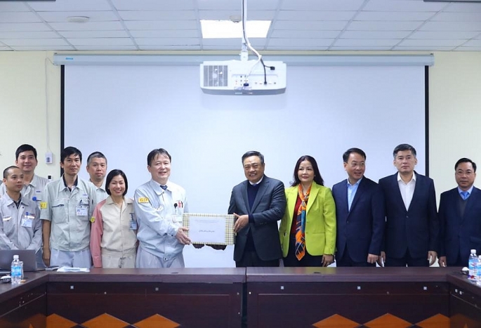 Chủ tịch UBND TP Hà Nội Trần Sỹ Thanh tặng quà cho tập thể lãnh đạo, công nhân lao động thuộc Công ty TNHH Điện tử Meiko Việt Nam. 