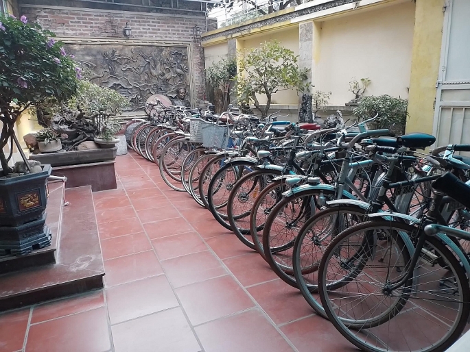 Ngoài sưu tập xe đạp cổ, ông Ngôn còn có các bộ phận của xe đạp như 15 chiếc khung xe, 25 bộ đèn xe, 7 bộ giấy đăng ký xe đạp. Mới đây, người đàn ông này còn sưu tập được 3 chiếc xe đạp Sông Mã và nhiều chủng loại xe đạp cũ sản xuất tại các địa phương khác như Hà Nội, Phú Thọ,…