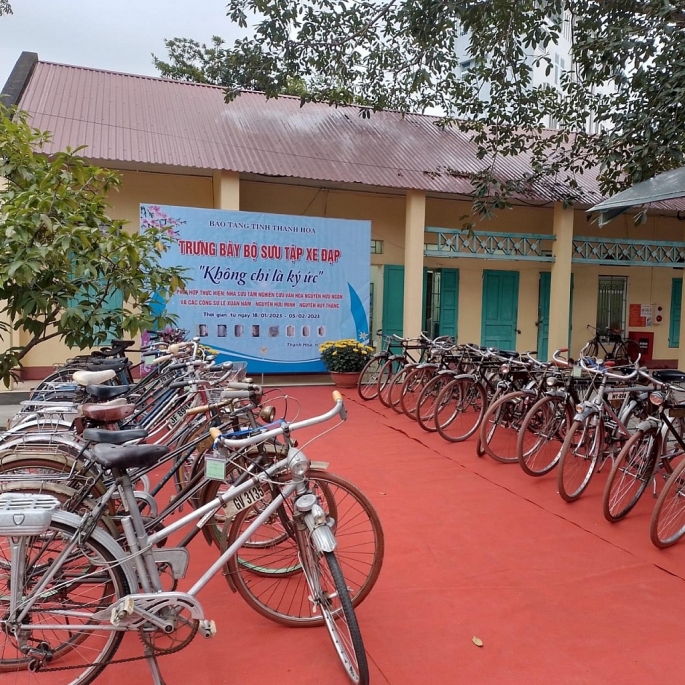 Hiện diện tại bảo tàng tỉnh Thanh Hóa với chủ đề “Không chỉ là ký ức”, hơn 20 chiếc xe đạp cổ thuộc nhiều chủng loại của ông Nguyễn Hữu Ngôn (62 tuổi, ngụ thị trấn Bút Sơn, huyện Hoằng Hóa, Thanh Hóa) khiến du khách, người xem không khỏi thích thú khi lần đầu được biết đến những dòng xe đạp này.