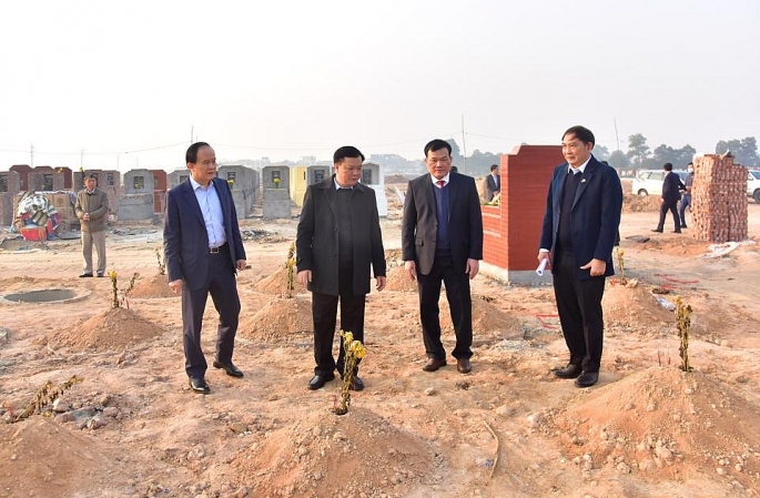 Bí thư Thành ủy Đinh Tiến Dũng cùng các đồng chí lãnh đạo TP kiểm tra tiến độ di chuyển mộ tại huyện Thường Tín.