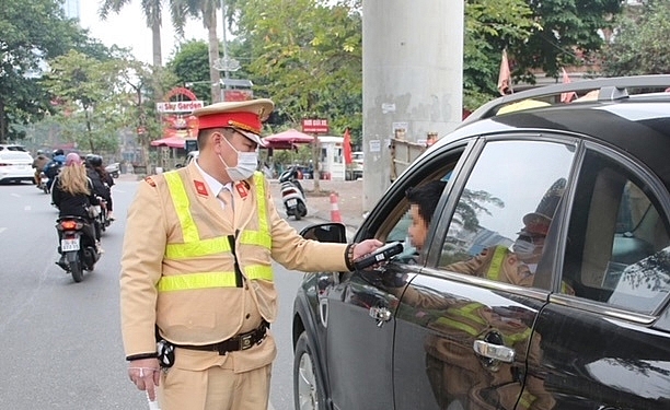 Lực lượng chức năng kiểm tra nồng độ cồn tài xế xe ô tô trên đường Hoàng Cầu