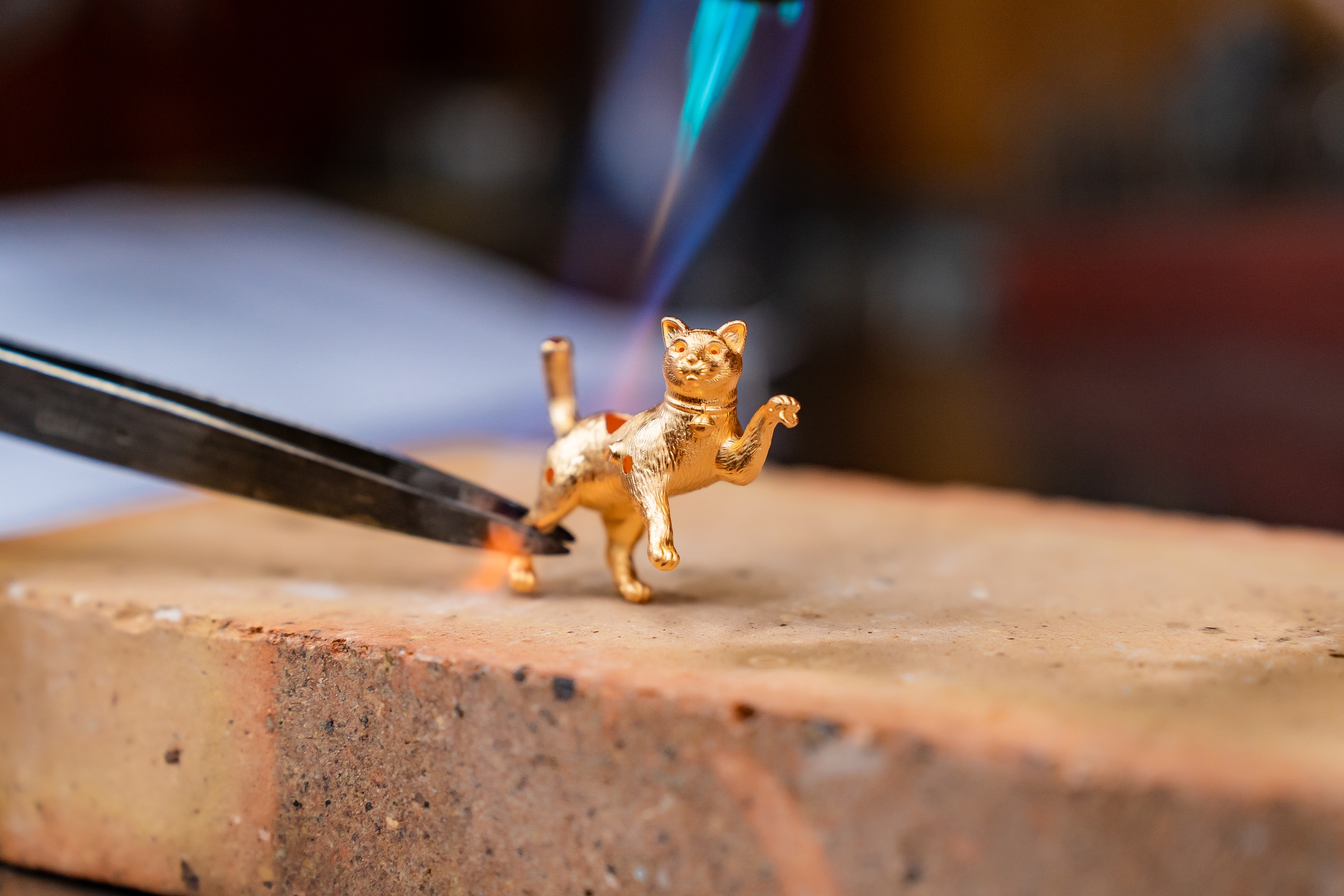 Cận cảnh quá trình sản xuất mèo vàng linh vật ngày vía Thần tài