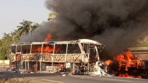 Xe buýt đâm xe tải rồi bốc cháy, 22 người thiệt mạng