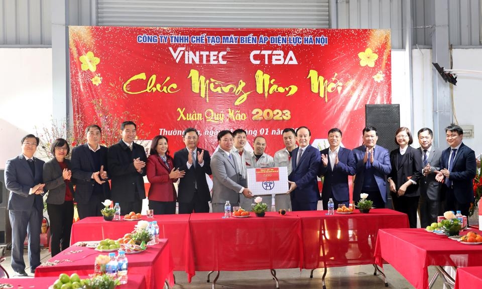 Chủ tịch HĐND TP Hà Nội Nguyễn Ngọc Tuấn động viên sản xuất đầu Xuân tại Thường Tín