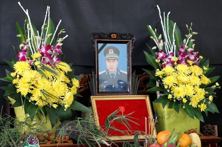 Lễ tang Thiếu tá Trần Ngọc Duy diễn ra vào sáng nay 1/2 tại Yên Bái - Ảnh: Phạm Cường