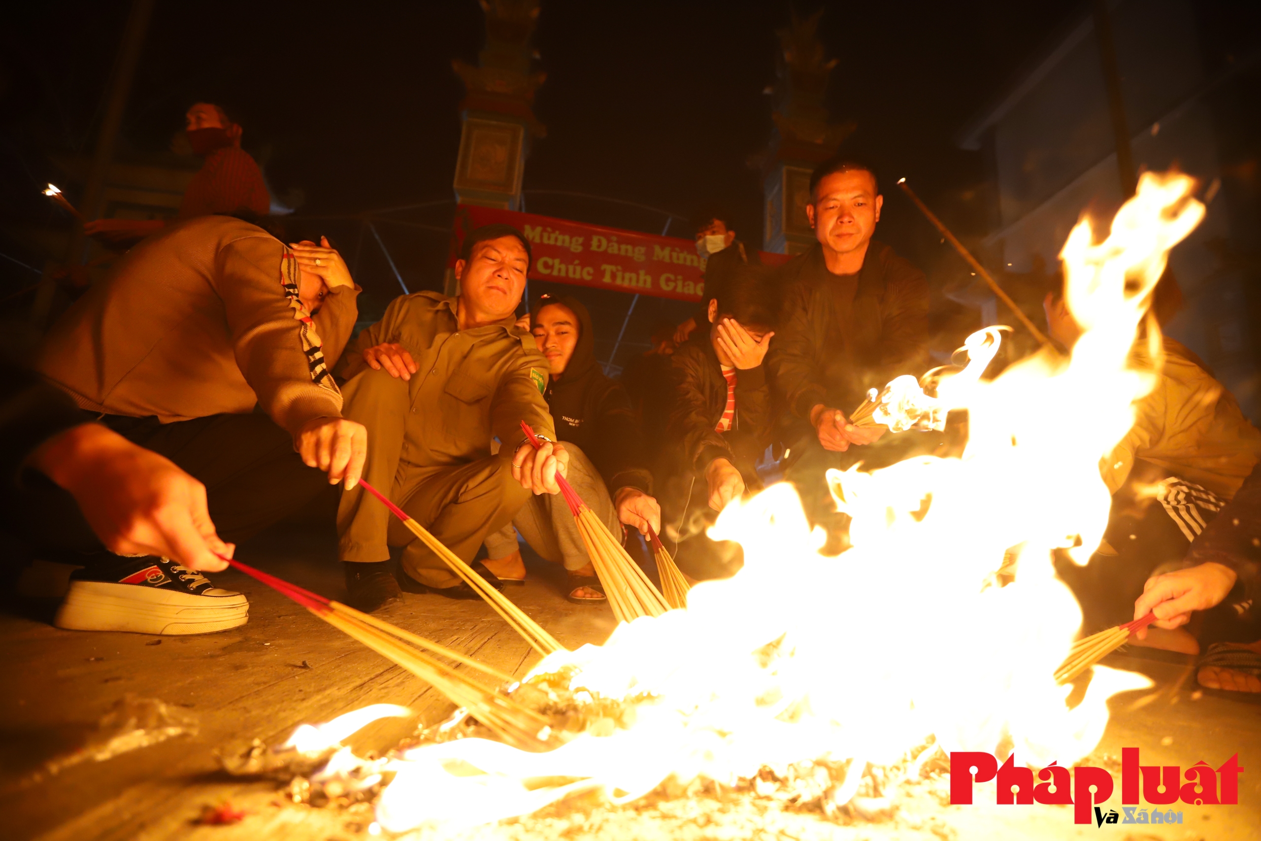 Tình làng nghĩa xóm từ lễ xin đỏ đầu năm tại Hà Nội