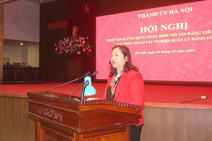 Phó Trưởng Ban Tổ chức Thành ủy Triệu Thị Ngọc trình bày báo cáo tại hội nghị.