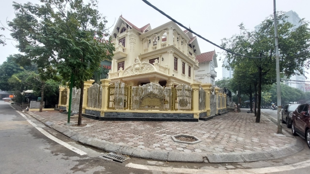 Xử lý hàng rào "quây" vỉa hè bên cạnh biệt thự ở KĐT Linh Đàm