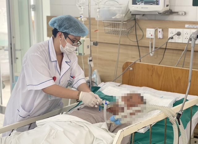 Chăm sóc bệnh nhân ngộ độc rượu tại Trung tâm Chống độc, Bệnh viện Bạch Mai - Ảnh: Thành Dương