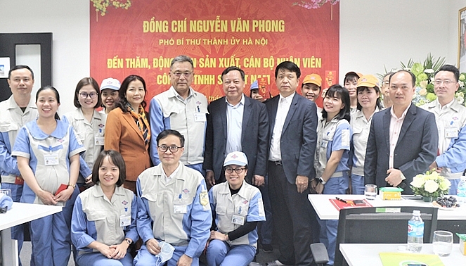Phó Bí thư Thành ủy Nguyễn Văn Phong chụp ảnh cùng lãnh đạo, người lao động Cty TNHH SD Việt Nam