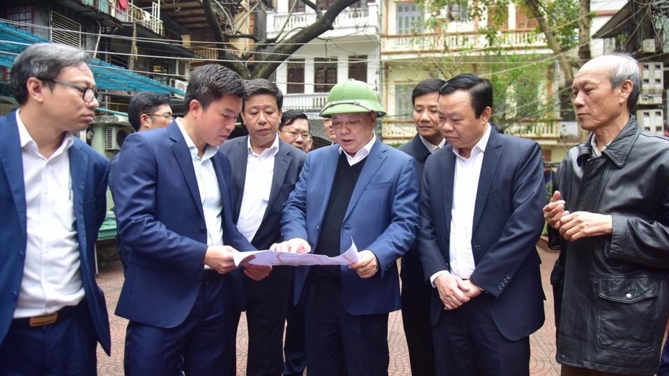 Bí thư Thành ủy Hà Nội Đinh Tiến Dũng kiểm tra thực địa chung cư cũ trong kế hoạch cải tạo