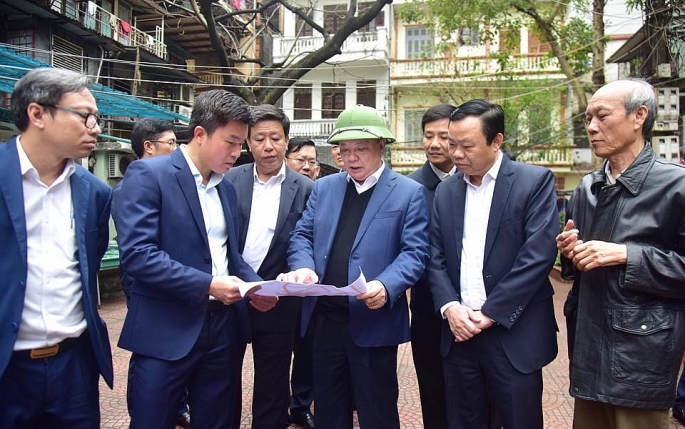 Bí thư Thành ủy Hà Nội Đinh Tiến Dũng kiểm tra thực địa chung cư cũ trong kế hoạch cải tạo