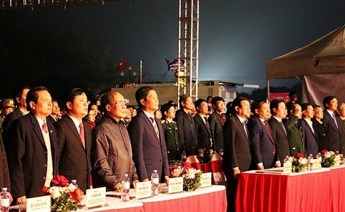 Lãnh đạo, nguyên lãnh đạo Đảng , Nhà nước và tỉnh Nghệ An thực hiện nghi lễ chào cờ tại buổi lễ.