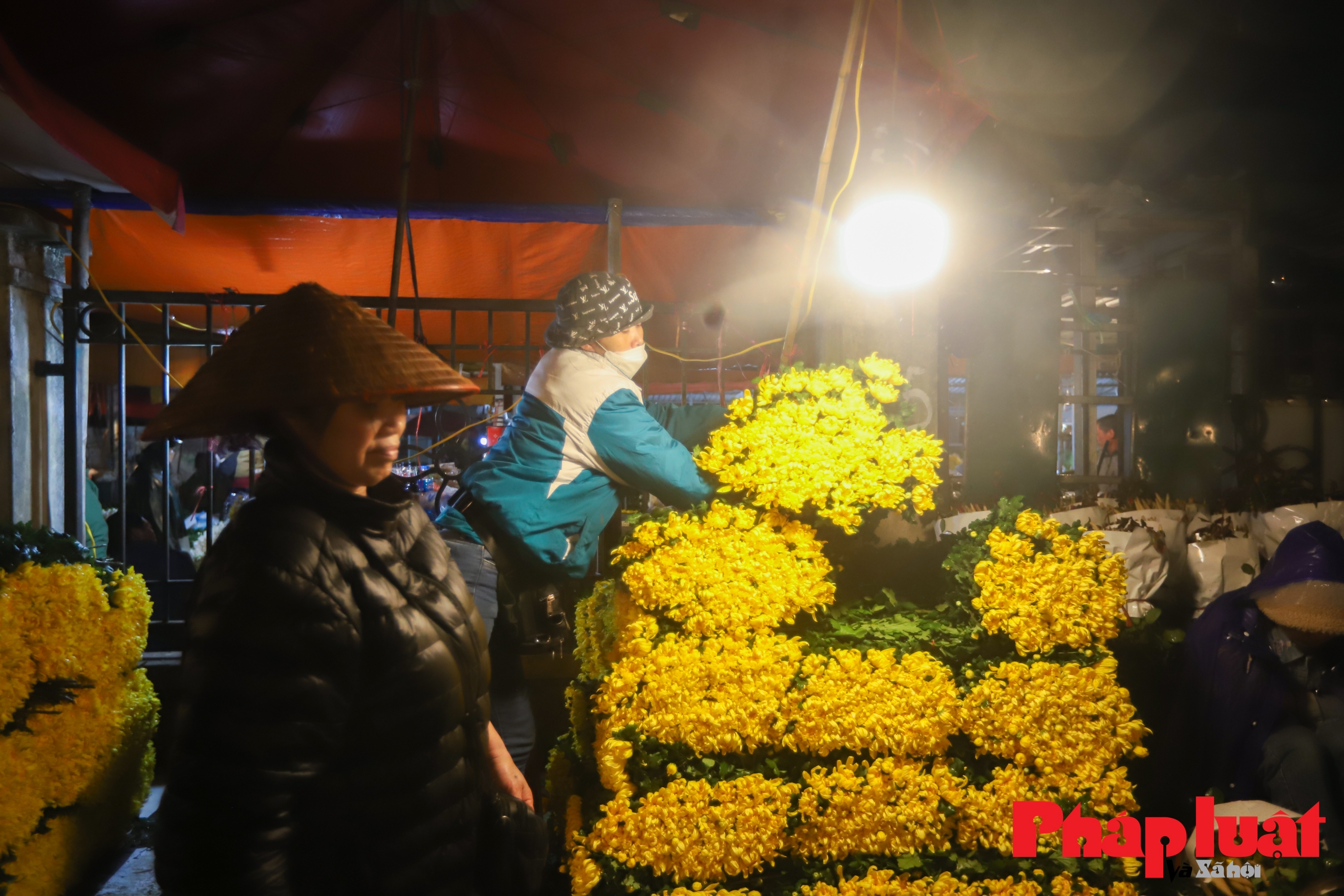 Chợ hoa Quảng An vắng khách trong đêm trước rằm tháng Giêng