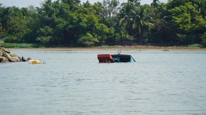 Lật thuyền chở 12 người trên sông Đồng Nai, 1 thai phụ tử vong