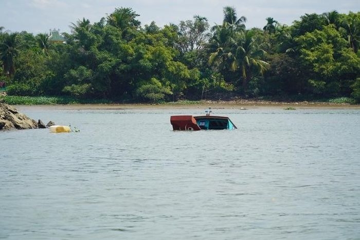 Chiếc thuyền bị lật, chìm xuống sông Đồng Nai được lực lượng chức năng đưa về gần bờ