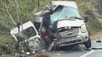Ô tô khách tông xe đầu kéo, 2 người tử vong, nhiều người bị thương