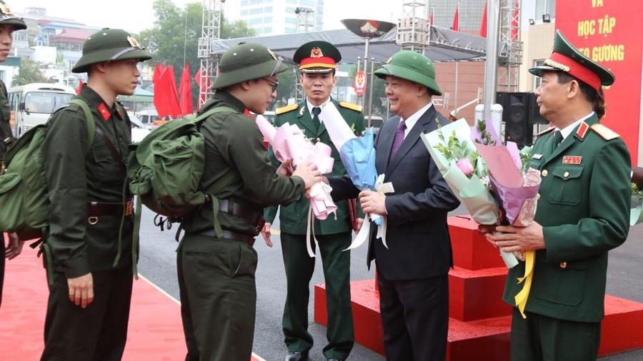 Bí thư Thành ủy Hà Nội động viên tân binh trong ngày lên đường nhập ngũ