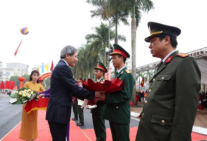 Bí thư Quận ủy Ba Đình Hoàng Minh Dũng Tiến tặng hoa các đơn vị nhận quân. 