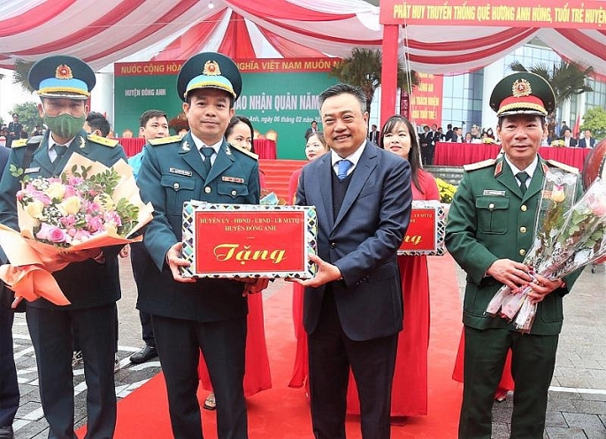 Chủ tịch UBND TP Hà Nội Trần Sỹ Thanh tặng quà, động viên các đơn vị nhận quân và tân binh.