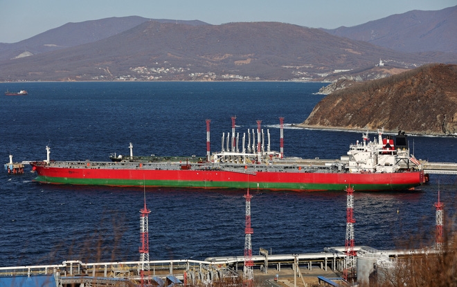 Một tàu chở dầu đậu tại thành phố cảng Nakhodka của Nga