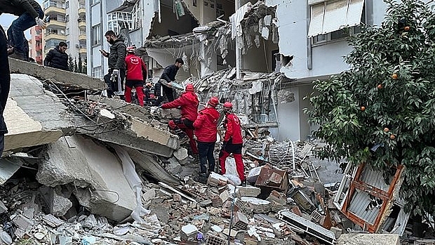 Tìm kiếm nạn nhân sau vụ động đất ở Thổ Nhĩ Kỳ.