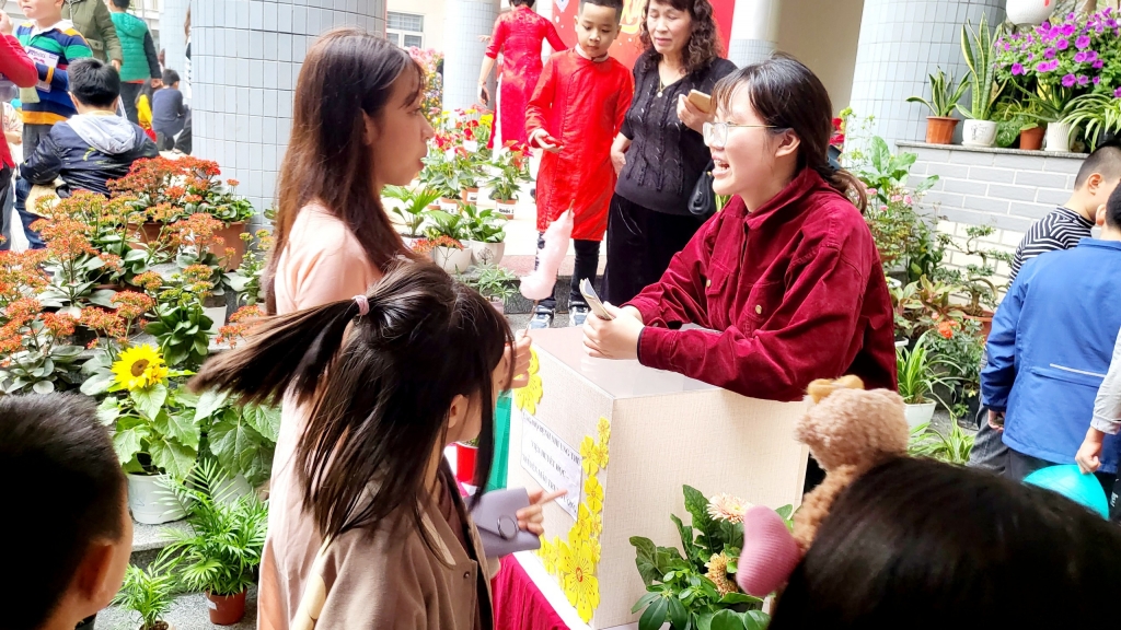 Học sinh tiểu học Yên Hoà trao xuân đến bệnh nhi Viện huyết học truyền máy Trung ương