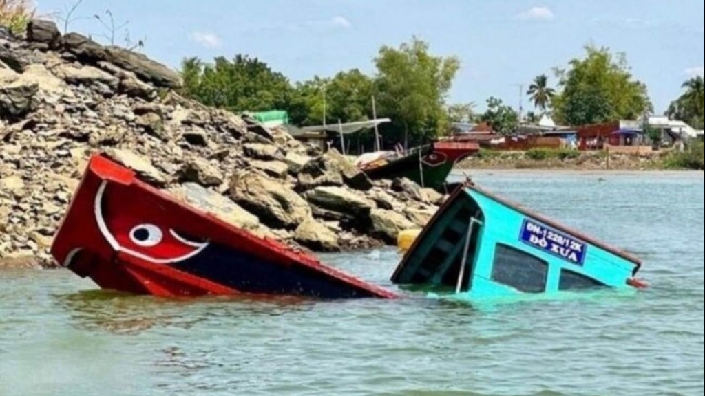 Thuyền chở 12 người lật trên sông Đồng Nai chưa được cấp phép chở khách