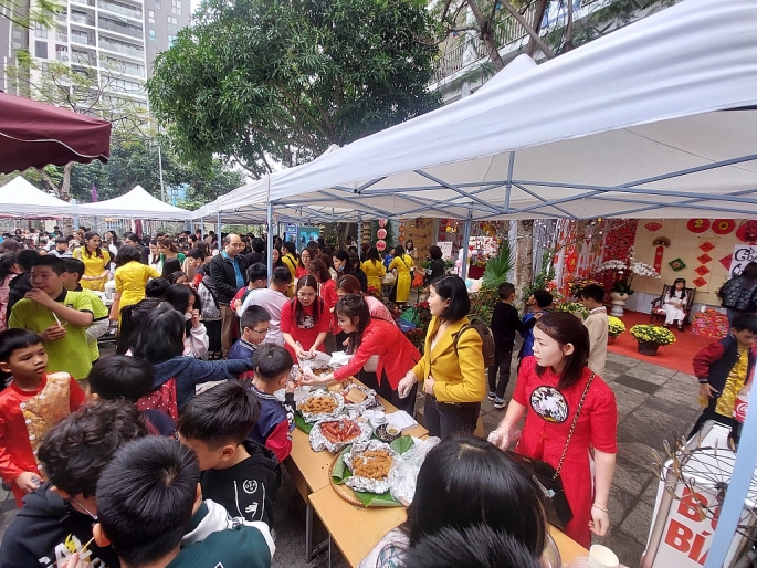 Học sinh tiểu học hào hứng với chợ quê ủng hộ bệnh nhi ung th
