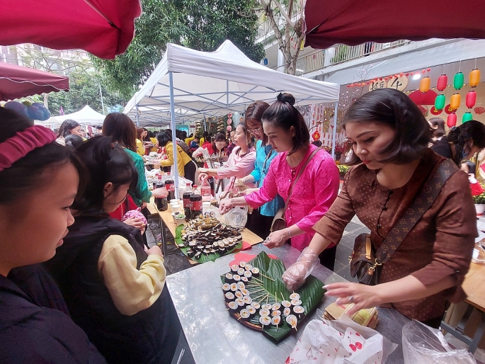 Học sinh tiểu học hào hứng với chợ quê ủng hộ bệnh nhi ung th