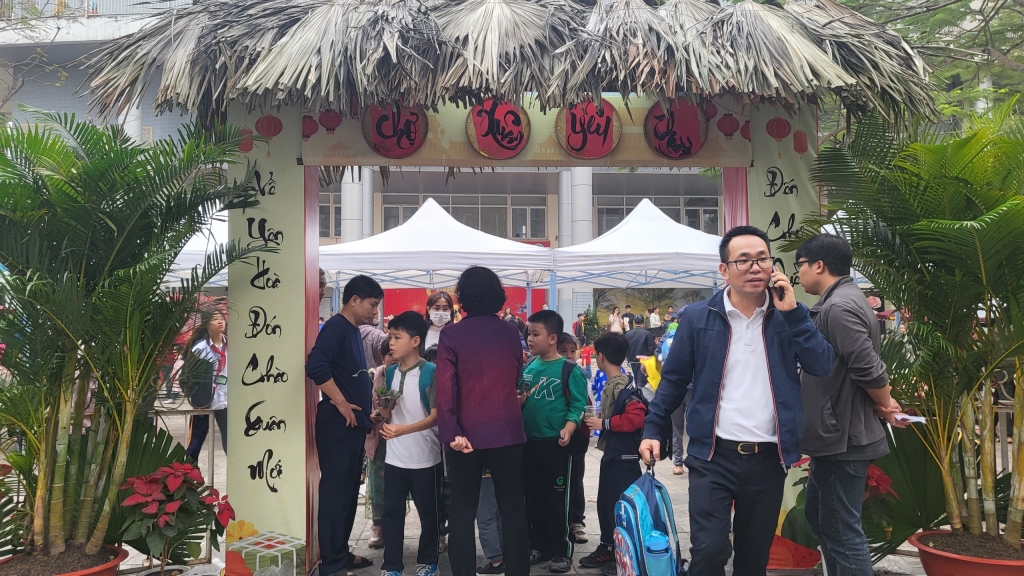 Học sinh Tiểu học Yên Hoà trao xuân đến bệnh nhi Viện Huyết học - Truyền máu Trung ương