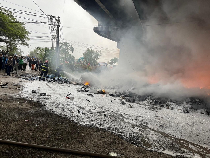 Nhanh chóng dập tắt đám cháy bãi phế liệu dưới gầm cầu Thăng Long
