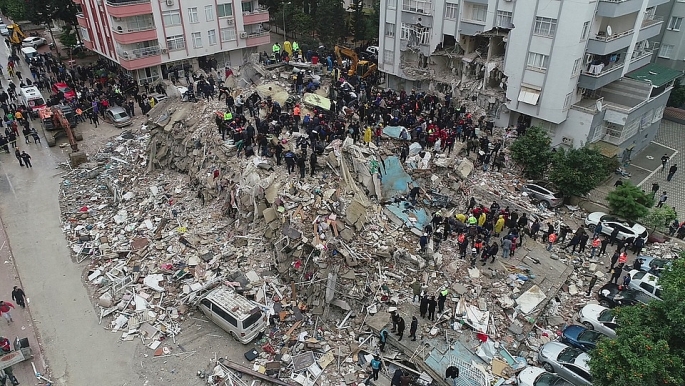 Người dân tìm kiếm trong đống đổ nát sau trận động đất