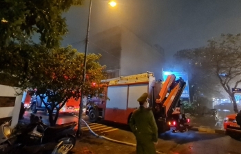 Kịp thời cứu thoát nhiều người khỏi đám cháy tại quán massage ở Long Biên
