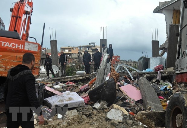 Lực lượng cứu hộ tìm kiếm nạn nhân tại hiện trường đổ nát sau trận động đất ở Jableh, tỉnh Latakia, Syria. (Ảnh: THX/TTXVN)