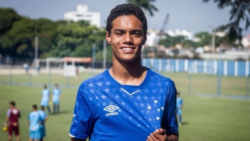 Con trai Ronaldinho ký hợp đồng với Barcelona